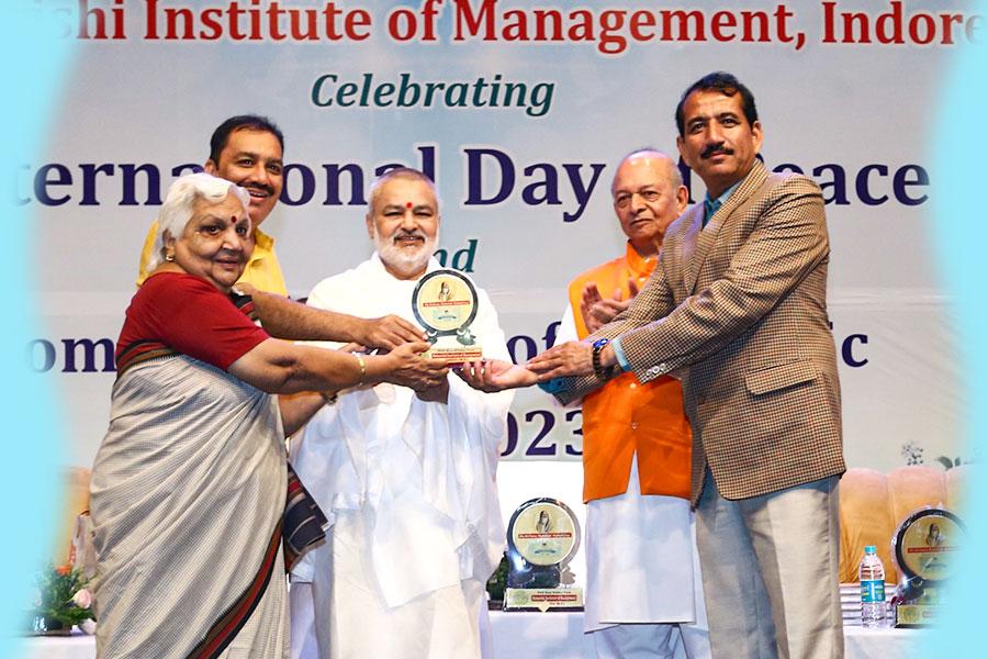 International Day of Peace and the commencement of the academic session of Maharishi Institute of Management, Indore. Padmashree Dr. Janak Palta Magligan was the chief guest of the programme and international poet Professor Rajeev Sharma and Dr. Rajeev Dixit DCDC, Devi Ahilya University were the special guests. 